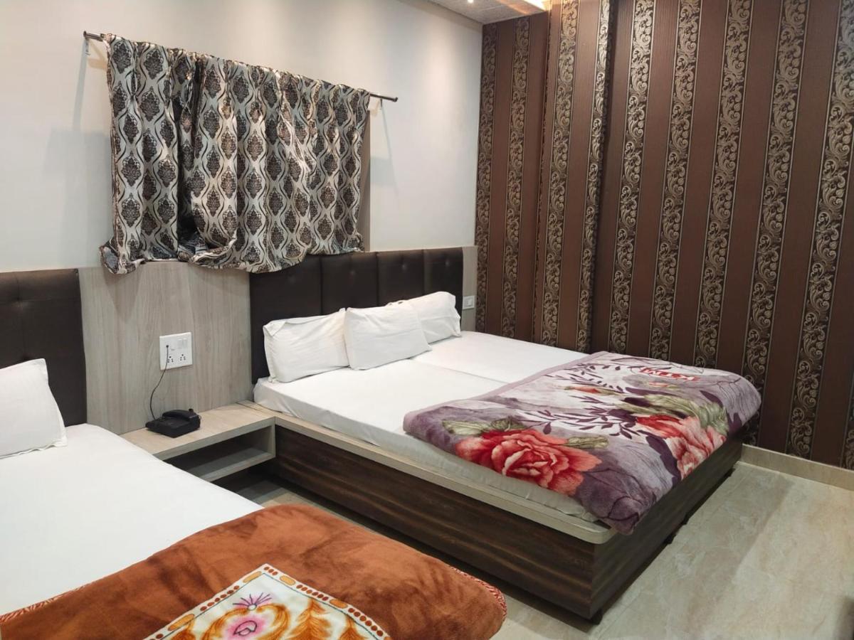 Hotel Gateway Kailash Варанаси Екстериор снимка