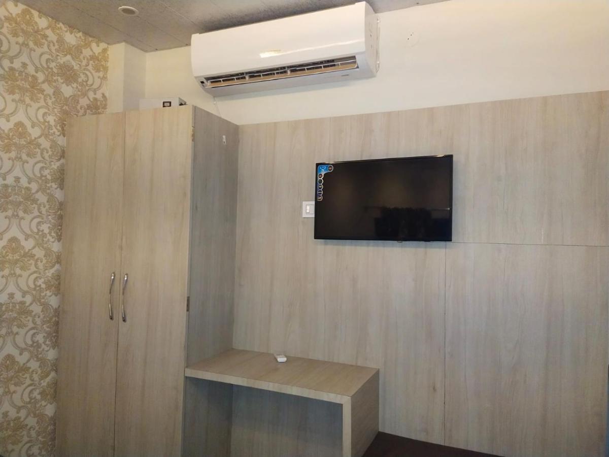 Hotel Gateway Kailash Варанаси Екстериор снимка