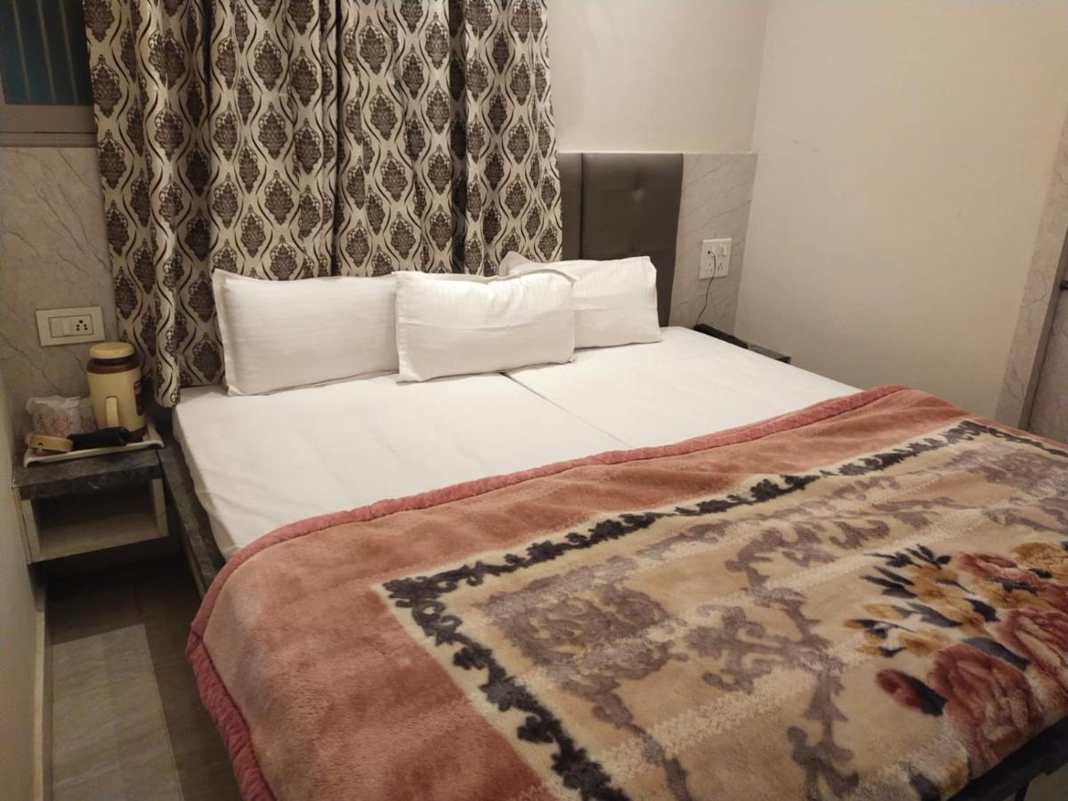 Hotel Gateway Kailash Варанаси Екстериор снимка