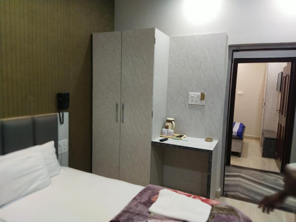 Hotel Gateway Kailash Варанаси Екстериор снимка