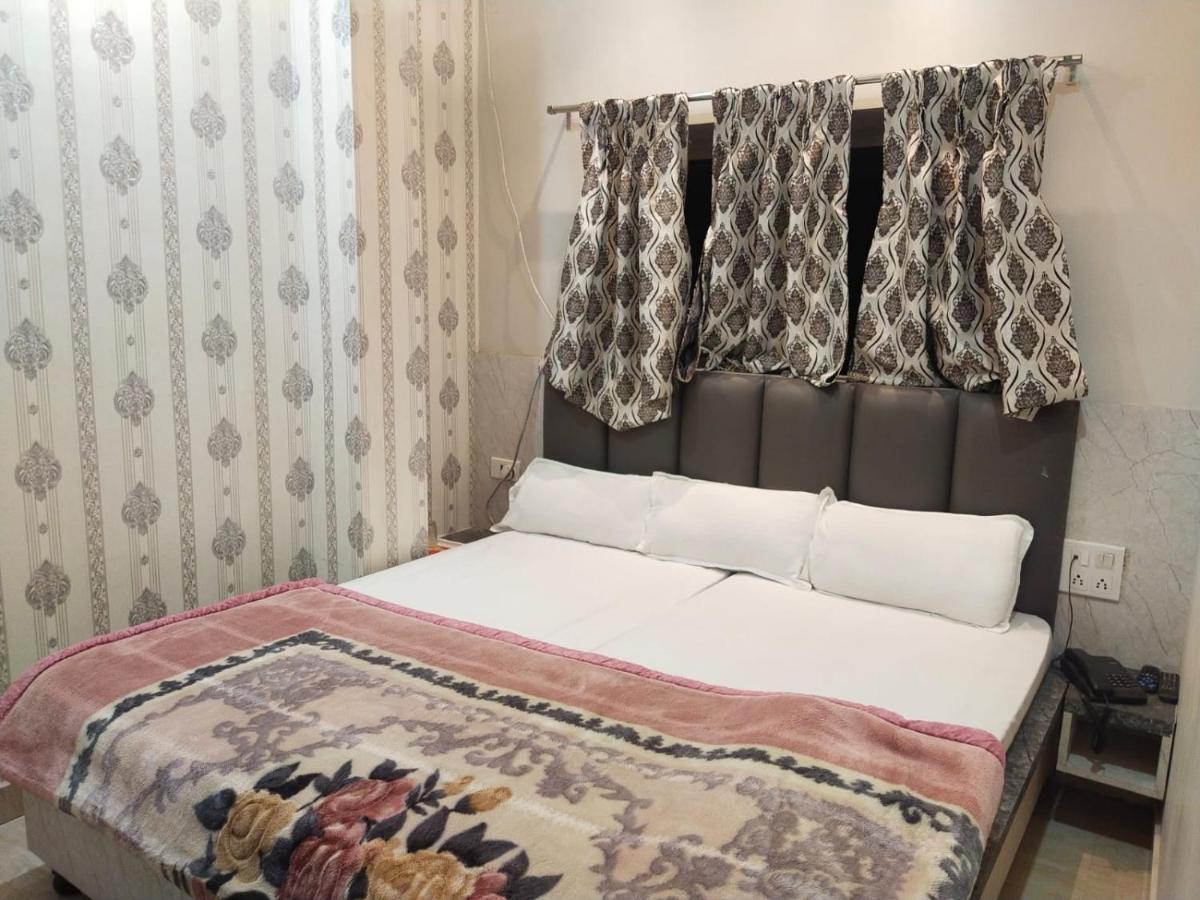 Hotel Gateway Kailash Варанаси Екстериор снимка