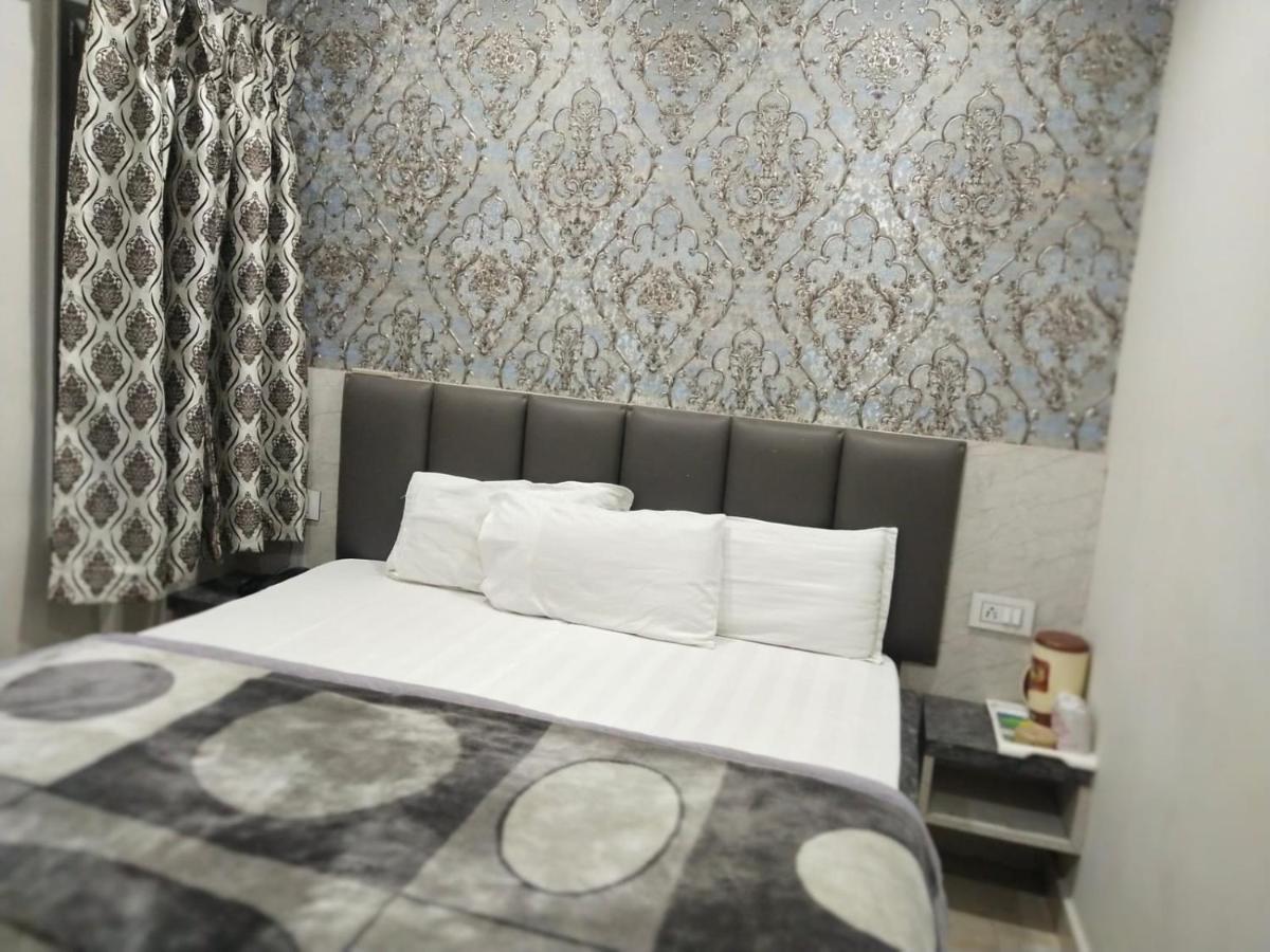 Hotel Gateway Kailash Варанаси Екстериор снимка